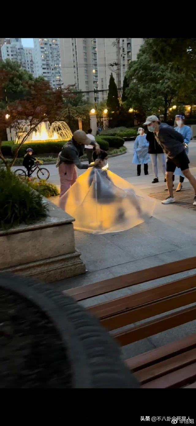 万梓良前妻上海隔离，住5千万豪宅，马伊琍为其女儿剪发