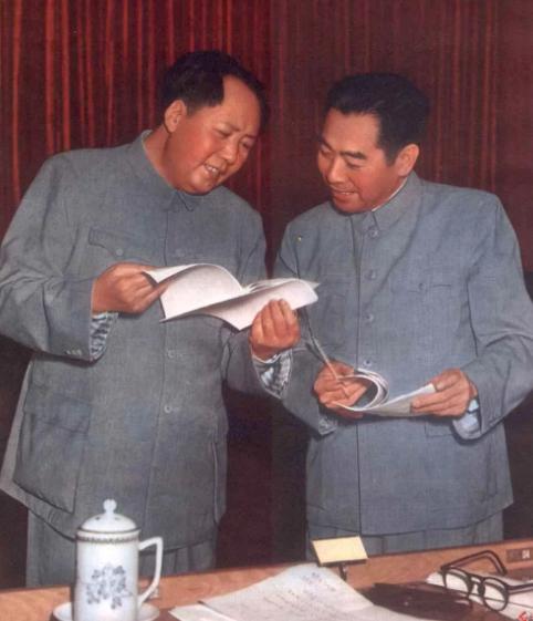 56年陈赓大将带一年轻小伙，面见周总理夫妇：你们好好看看他像谁
