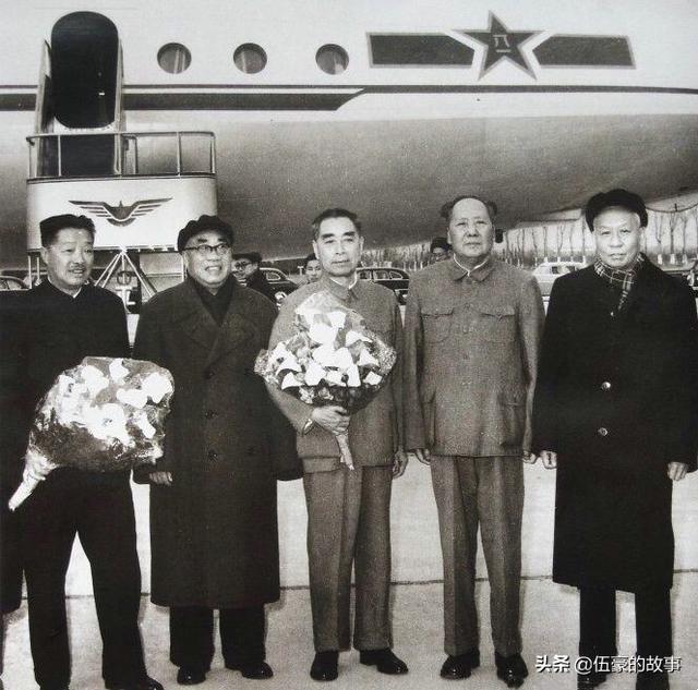 「罕见」周恩来和十大元帅的同框照，张张珍贵，尽显功勋风采
