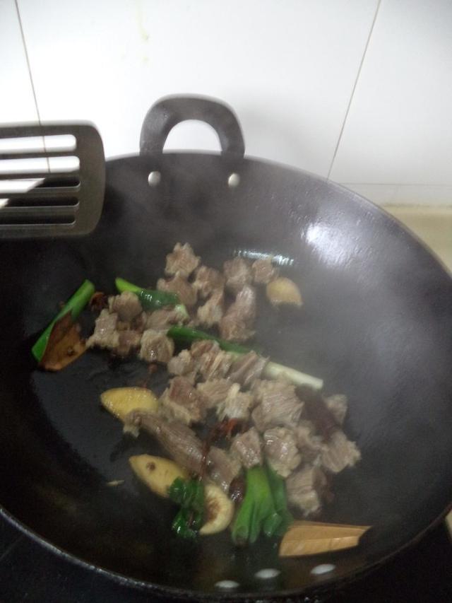 土豆烧牛肉的做法