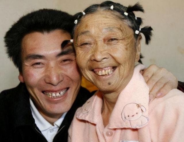 85岁马玉琴迎接70多岁婆婆，牵手逛街场面和谐，网友：丢人现眼