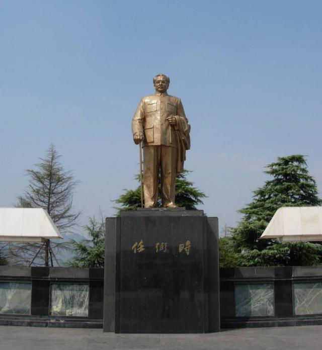 1950年任弼时去世，16位领导人手拽黄布，秘书提醒：主席，请回吧