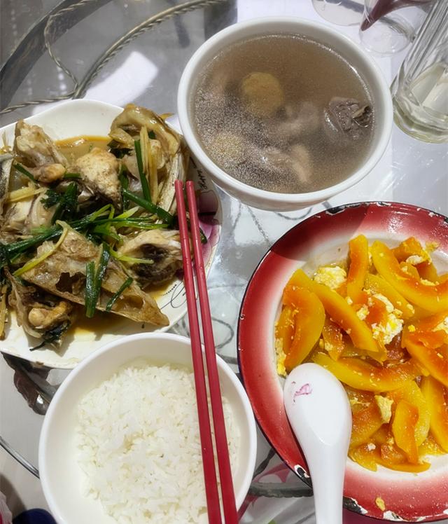 亲妈到坐月子中的闺女家小住，看到闺女的月子餐，欣慰：有福气