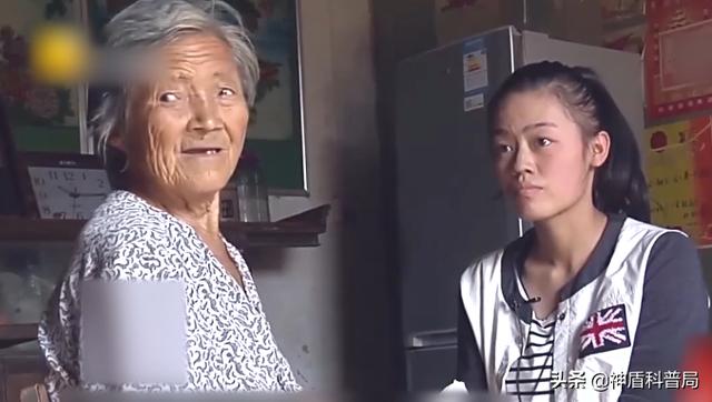 河南无腿女孩王娟：6岁失去双腿，靠单手走进大学，如今怎么样了