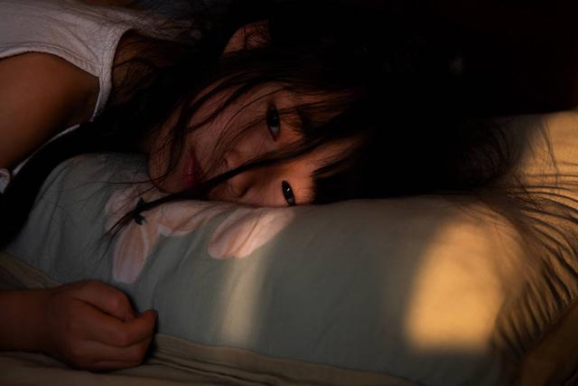 上海小区24天封控实录：小学女儿严控食物用量 种葱每天量高度
