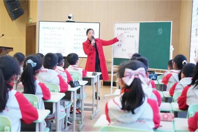 勠力同心 共研共进——乐山市五通桥区开展小学语文教研交流活动