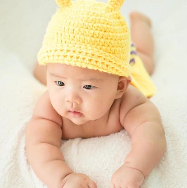 4个月之前怎么帮助宝宝练习抬头？来试试这样做