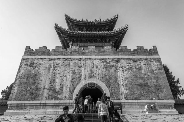1983年，一群考古人员进入慈禧的墓室，专家在棺材里发现了什么？