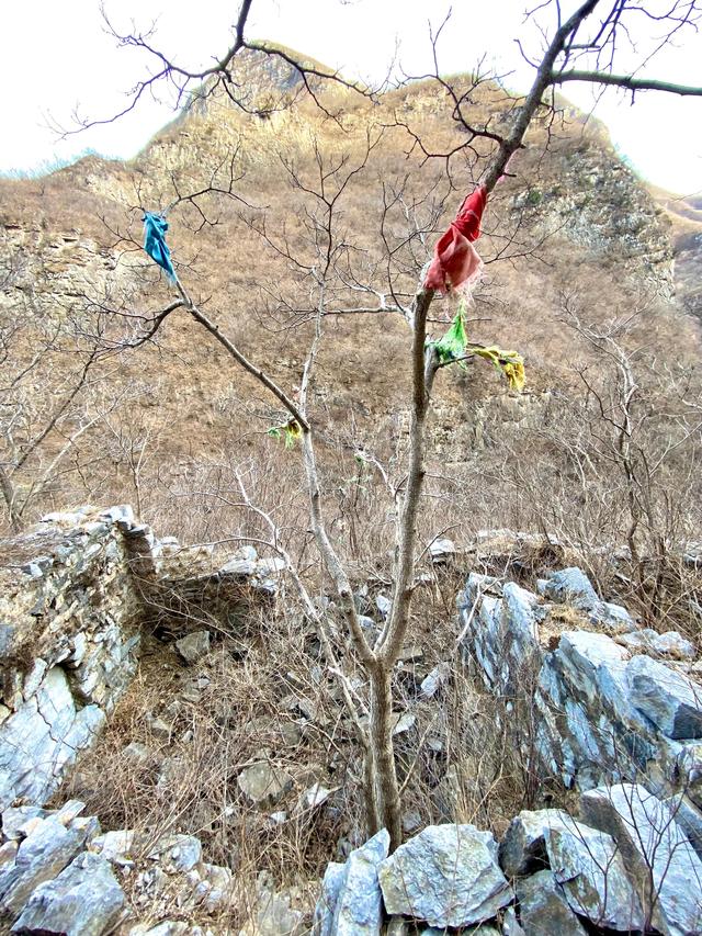 古道冰泉沿柳溝 懸崖道觀盛泉岩