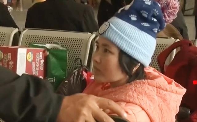 湖南一男子狠心抛弃瘫痪的女友，和别人结婚生子，女友：我理解他