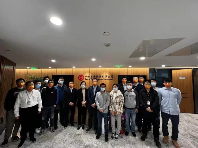 连夜赶往公司！金融人成为昨夜浦东最美逆行者，已连值五天女基金经理豪言，“这一守，再战八天”
