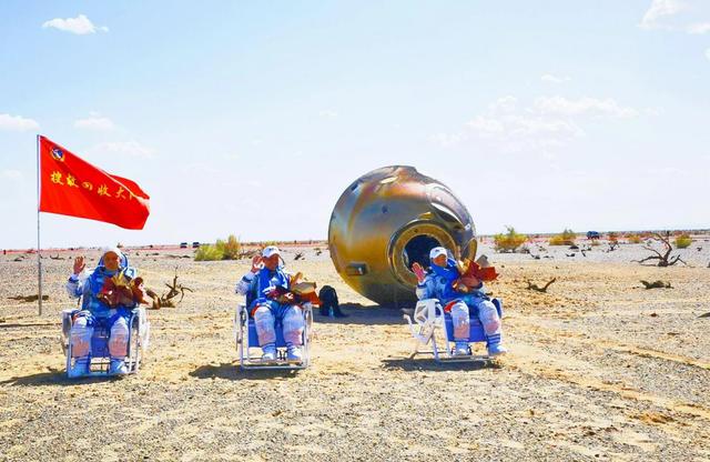 4名游客从太空回到地球就行走，为何神舟十三号航天员被抬着走