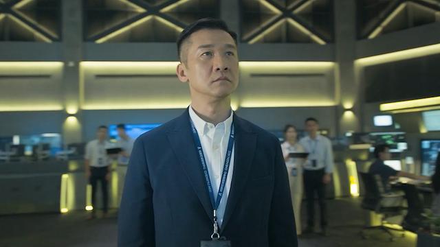 飞机万米高空玻璃爆裂,副机吸出窗外,机长34分钟迫降128人!催泪片