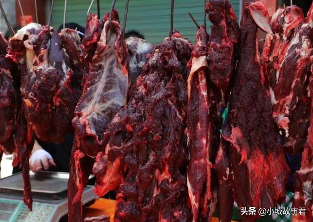 江苏一对夫妻用猪肉制作假牛肉售卖，有多暴利？一年非法获利80万