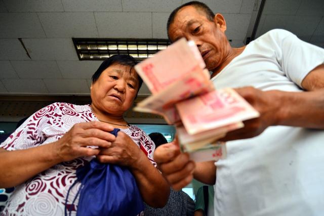 2022年大变局，手握现金的普通人睡不着觉？4种策略，供灵活选择