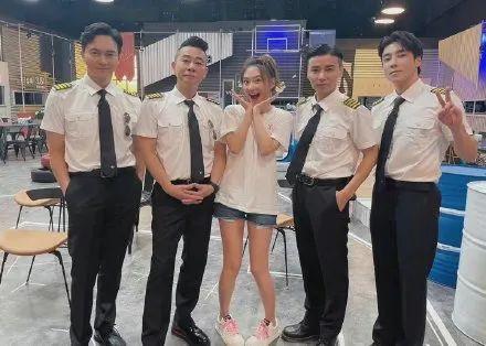 明星扎堆谈恋爱！2天内5位艺人恋情曝光，最大40岁，最小26岁