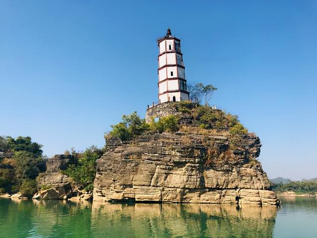 廣西一奇葩古建築，爲中式比薩斜塔，建在江心周圍多是漩渦