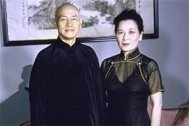 1975年蒋介石去世，宋美龄下令给蒋经国打镇静剂，现场无一人敢动