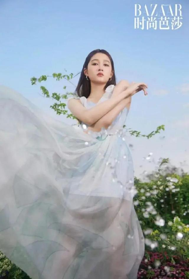 关晓彤时尚芭莎写真，自然之美