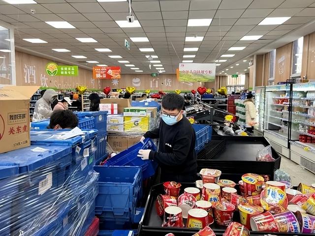 985高校封校管理下依然有教职工成为第一密接，引起热议