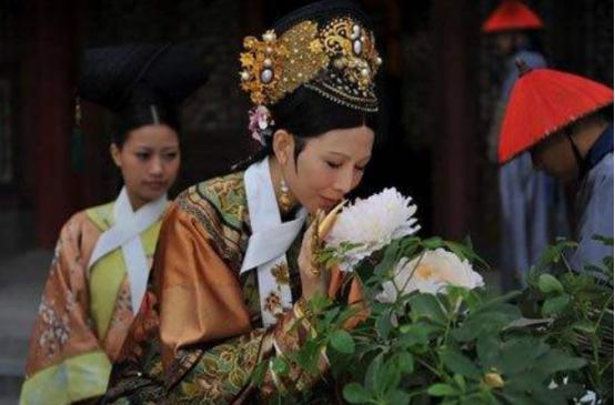 清宫剧多是假的，历史上皇后根本不屑参加宫斗，地位碾压嫔妃