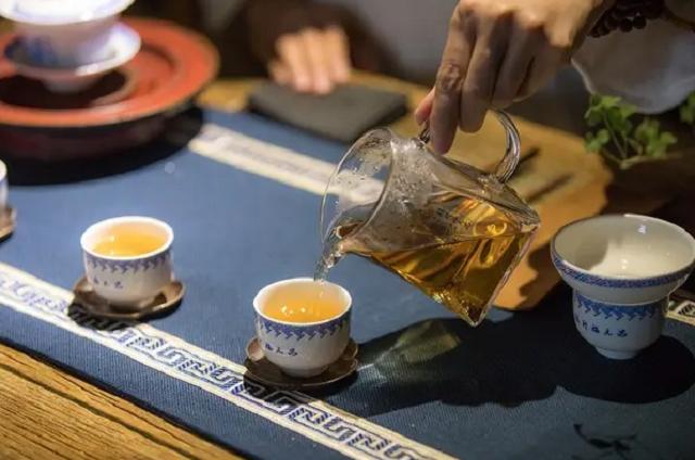因一包酸菜，导致康师傅、统一流失数亿市值，严钦武到底什么来头