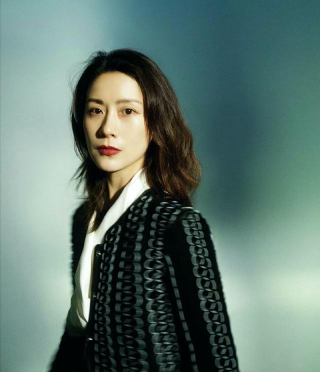 45岁海清戏外美满，嫁高中初恋相爱超20年，14岁儿子是高颜值学霸