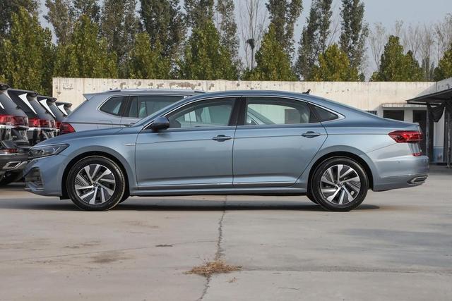 纯电续航63公里，起步22.99万元还挂绿牌，帕萨特PHEV怎么样？