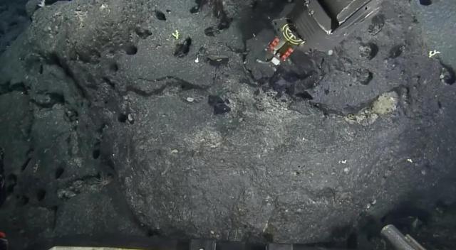 在古老的海底山顶发现通往亚特兰蒂斯的阴森“黄砖路”