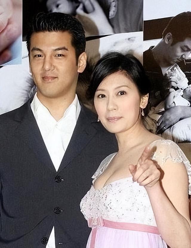 「内幕曝光」贾静雯人间四月天_贾静雯露天泳池