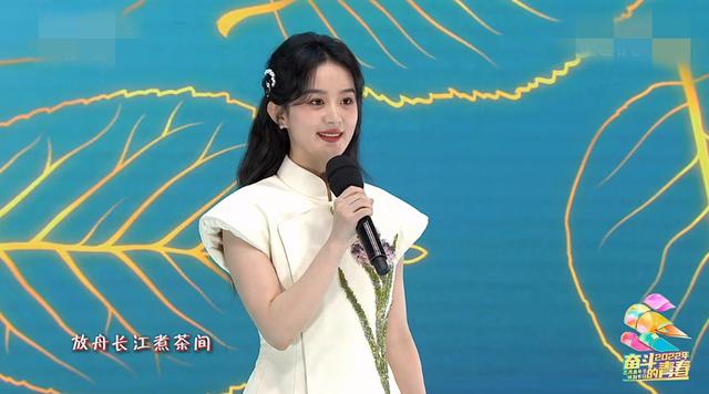 五四晚会：赵丽颖大变脸，关晓彤化浓妆，她们俩赢得毫不费力