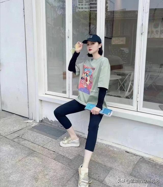 最近火了一种穿法，叫“T恤+无痕裤”，时髦洋气，明星都上头了