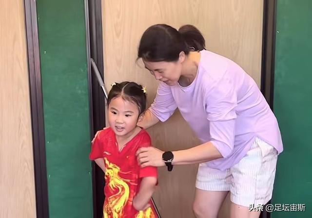 男帅女美！樊振东掌镜和陈梦自拍，王楠全家观战，女儿喜欢孙颖莎