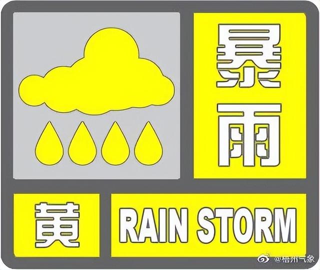 直播时发现乘务人员证件，记者马上做了一个动作；坠机现场卫星影像前后对比