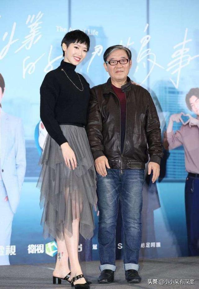 老戏骨李立群的隔离生活，与妻子照片，头发花白互相依偎恩爱十足