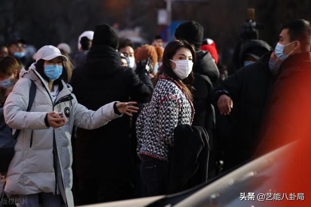 央视春晚4大联排私服秀 黑白格最受明星青睐 新年战袍绿色最火 天天要闻