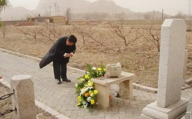 张作霖的孙子，如今成台湾省亿万富翁，爷爷去世80多年后扫墓祭拜