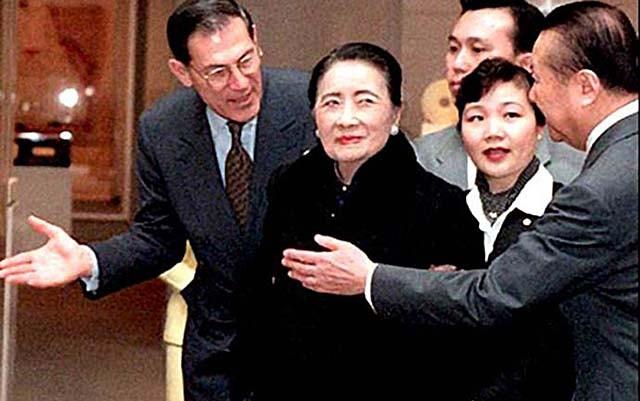 03年宋美龄在梦中去世，隔天清晨遗体被裹在羊毛毯中送出公寓