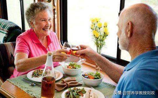 血压高对老人威胁大，合理饮食能降低脑中风和心肌梗死的发生风险