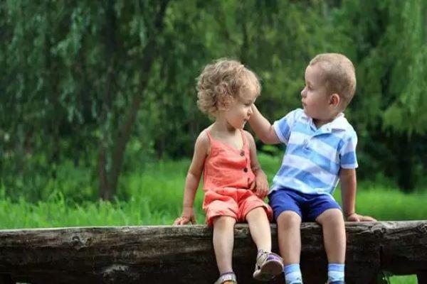 什么时候孩子才会跟小伙伴一起玩？