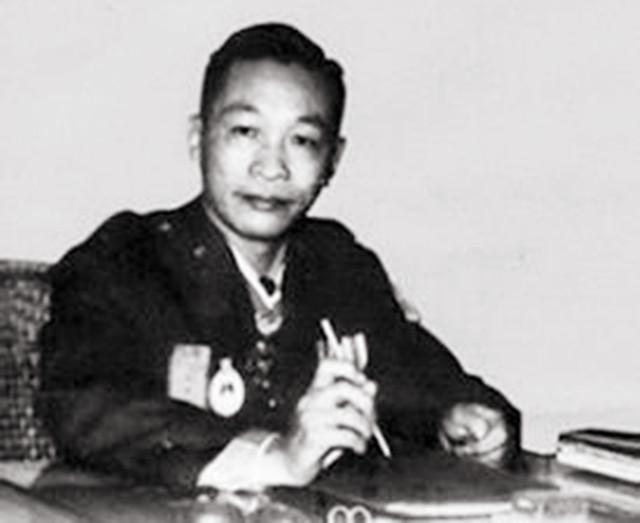 1938年秘书给毛主席点了一根烟，主席随后将他调离：这个人有问题