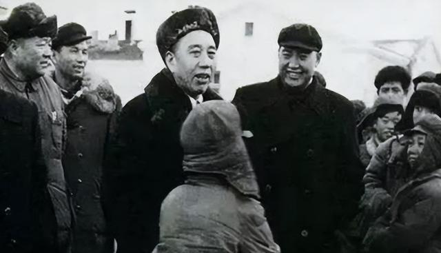开国上将王震，找县长办事被“耍官威”，一通电话给叶飞：撤掉他