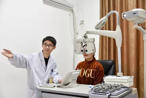 为啥医生不做近视眼手术？难道真的有副作用吗？眼科医生说出实情