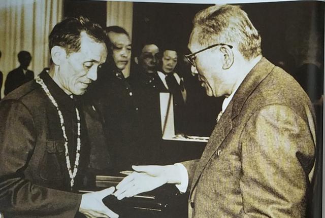 志愿军老兵当农民32年，1984年看报纸回部队，才知老军长一直找他