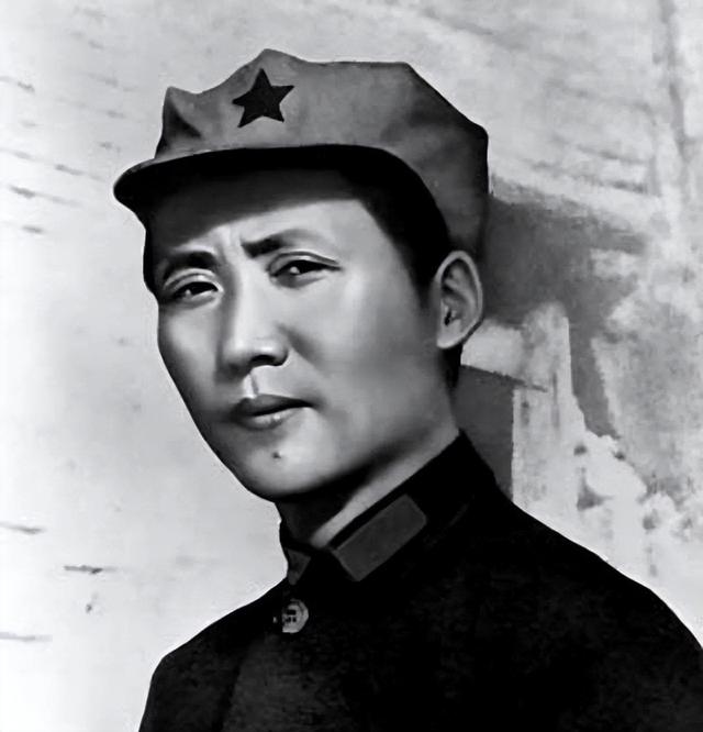 天安门城楼上，先后挂过12个人的画像，除了毛主席外，还有谁？