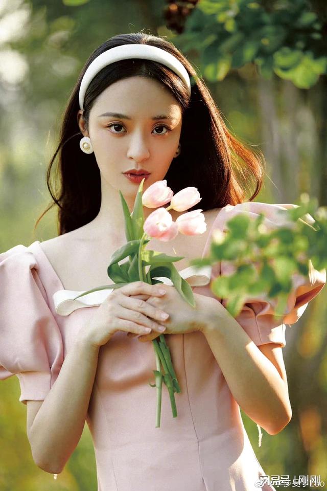 如花儿般粉嫩的李莎雯子
