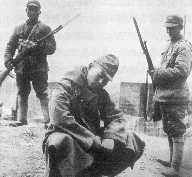 68年陈士榘边鼓掌边后退，毛主席看后拽着他向前，说：到我身边来