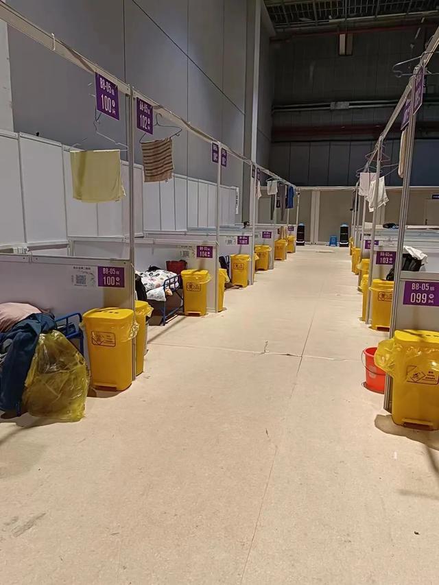 建好方舱后，他就住进了方舱