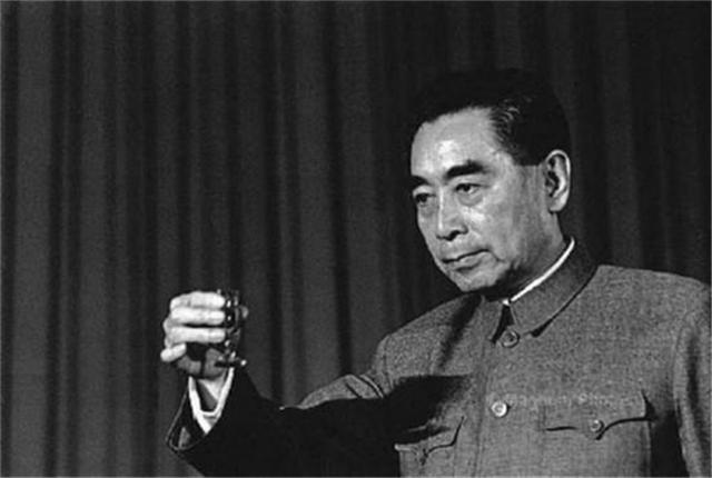 伟人趣事：周总理“千杯不醉”美名扬，毛主席用辣子喝倒苏联人