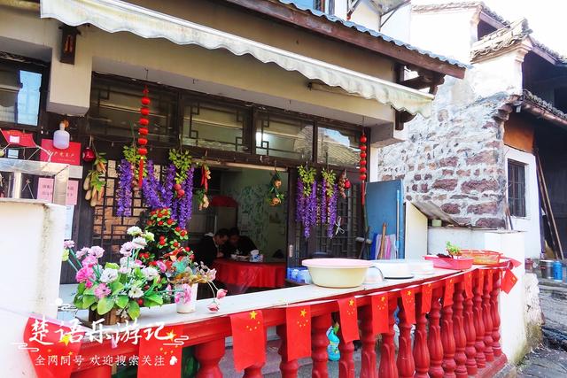 浙江四明山有一個飯店村，周邊風景美不勝收，村中竟有50多家飯店